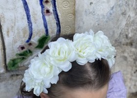 bílá čelenka s květy